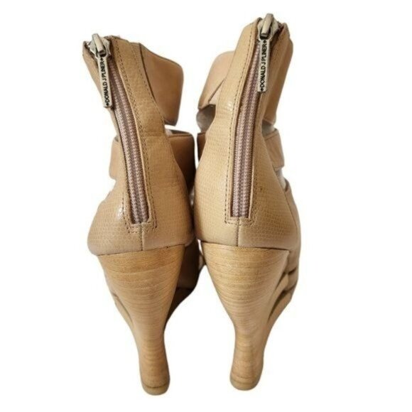 DONALD J PLINER Bataia CutOut Wedge Sandal - Picture 7 of 11